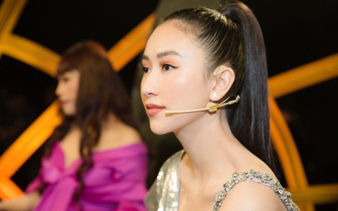 Á hậu Hà Thu mê mẩn chàng trai Thái Lan, nũng nịu trên sóng trên truyền hình