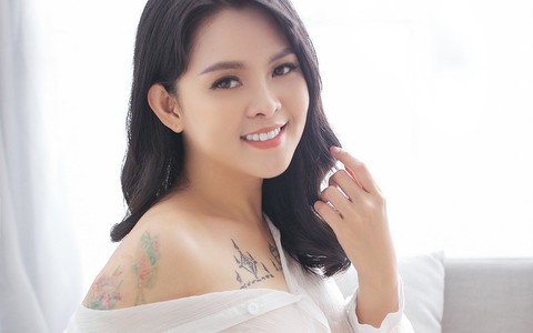 Bà xã U40 của Thành Được diện áo mỏng tang khoe vẻ sexy như người mẫu
