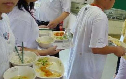 Đóng tiền cho con ăn bán trú, phụ huynh đồng loạt "ném đá" vì trường chỉ cho ăn chay vào bữa trưa