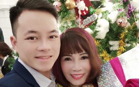 "Cô dâu 62 tuổi" phản pháo khi bị dư luận mắng "dùng chồng như phá", tiết lộ lý do thật sự khiến chồng đen sạm