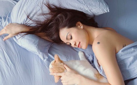 Mang thai sắp đẻ, Phương Mai bất ngờ khoe ảnh "giường chiếu" sexy hết nấc nhưng chẳng thấy bụng bầu đâu