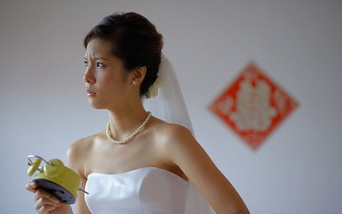 Bật khóc tức tưởi trước giờ rước dâu vì lỡ đồng ý lấy chồng già để trả nợ ân tình cho bố mẹ, về đến nhà chồng tôi mới xấu hổ khôn cùng 