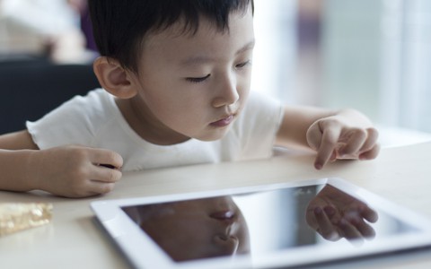 Ipad và trò chơi điện tử không phải là thứ con bạn mong muốn: Hãy là bậc cha mẹ thông minh và tặng cho trẻ những món quà ý nghĩa nhất