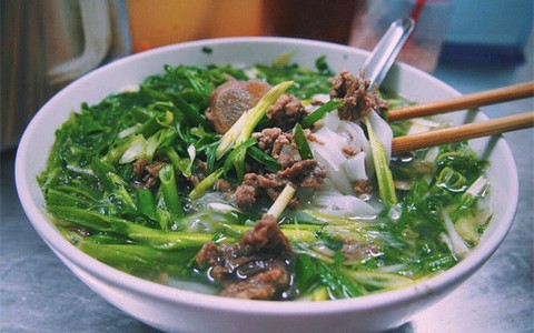Vợ chồng trẻ đi ăn 2 tô phở "ngó" mất toi 800k, nhưng tình tiết được dân mạng bật mí mới càng bất ngờ