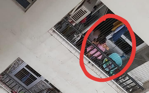 Hình ảnh 2 em bé leo lên ban công tầng 25, đu lưới "an toàn" để đùa nghịch khiến dân mạng lo sợ