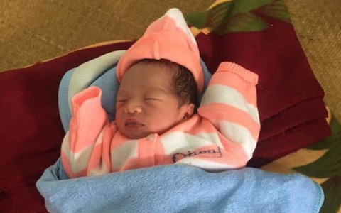 Xót xa bé trai còn nguyên dây rốn bị bỏ rơi ở ngoài hiên nhà