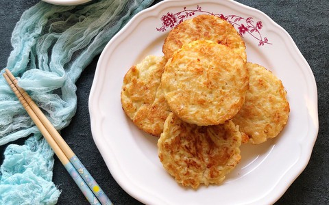 Người Trung Quốc có món bánh tôm cực ngon, già trẻ lớn bé ai ăn cũng thích mê!