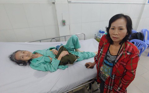 Rơi nước mắt cảnh hai người phụ nữ không chồng chăm mẹ già nguy kịch: "Làm ơn cứu giùm má tôi..."