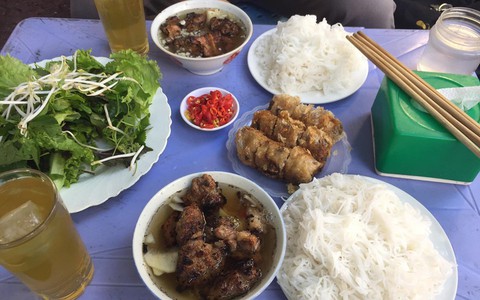Đi ăn bún chả theo review trên mạng, cô nàng "một đi không trở lại" khi vừa gặp thịt còn đỏ vừa ăn trong sợ hãi