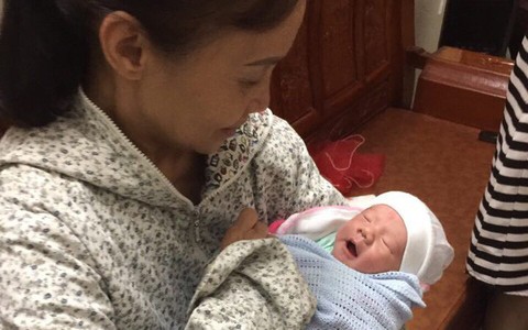 Hải Dương: Bé trai sơ sinh 1 ngày tuổi bị bỏ rơi trong đêm cùng lời nhắn "vợ chồng em hoàn cảnh không nuôi được"