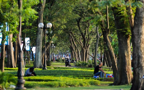 Chùm ảnh: Trong cái se lạnh những ngày chớm Thu, mọi con đường, góc phố của Thủ đô Hà Nội như khoác lên mình màu áo mới
