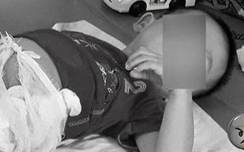Hòa Bình: Cãi nhau vì không được ăn quả dưa chuột, cậu ruột ném cháu trai 4 tuổi vào đống lửa