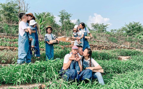 Ngọc Mon tung ảnh nông trại xanh mướt cùng team bỉm sữa thân thiết, ai cũng ước ao có hội gia đình chơi chung vui vẻ thế này