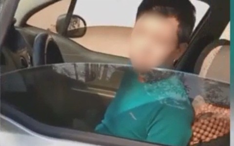 Clip:  Tài xế lái ô tô tông ngã hai mẹ con đi xe máy còn dọa đánh vì "trễ giờ làm"