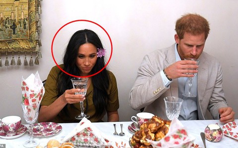 Hé lộ 2 bức ảnh HOT nhất của vợ chồng Meghan Markle với biểu cảm "khó đỡ" trong chuyến công du, trở thành đề tài mỉa mai của dư luận