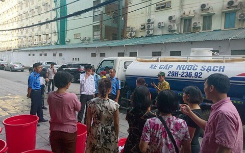 Nghịch cảnh chung cư cao cấp giữa lòng Hà Nội: Tòa nhà có nước nhưng dân không được dùng, phải xách xô đi mua vì nghi chủ đầu tư muốn thu "phí quản lý vận hành"