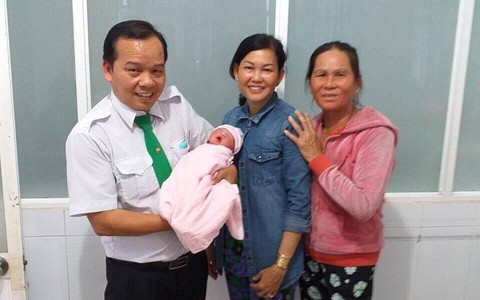 Tài xế trở thành “ông đỡ”, giúp sản phụ “vượt cạn” thành công ngay trên taxi