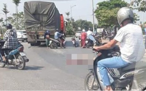 Hà Nội: Tai nạn giữa vòng xuyến, con trai 3 tuổi sợ hãi nhìn cha tử vong dưới bánh xe tải