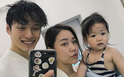 Chồng gửi 2,5 triệu/tháng cho vợ nuôi con nhỏ còn dặn "tiêu tiết kiệm để xây nhà", chị em vào hỏi 1 câu cực chí lý