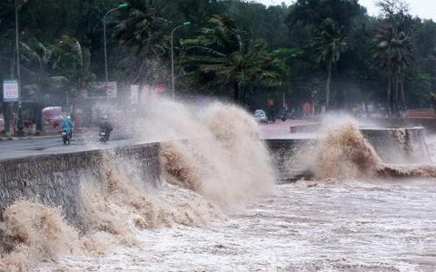 Áp thấp nhiệt đới Kajiki đi vào đất liền rồi quay ngược ra biển, khả năng mạnh lên thành bão trong những ngày tới
