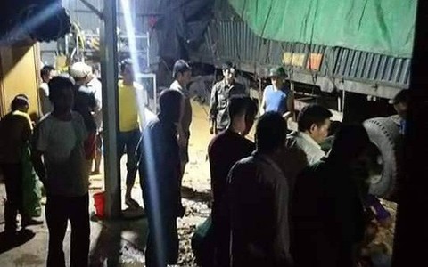 Sơn La: Xe đầu kéo mất lái lao vào nhà dân, đôi vợ chồng chết thảm, 2 con nhỏ may mắn thoát nạn