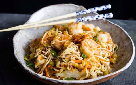 Bữa nào bận rộn tôi lại làm món mì xào này, cả nhà ăn ngon mà chẳng sợ tăng cân!