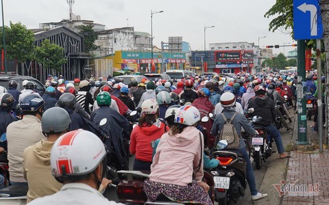 Chôn chân hàng giờ trên đường Sài Gòn ngày đầu đi làm sau nghỉ lễ