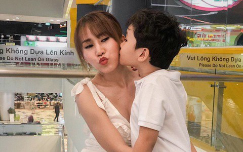 Nhìn con trai Ngọc Châu nhảy theo mẹ, dân mạng tiếp tục "trách" cách Thu Thủy dạy con