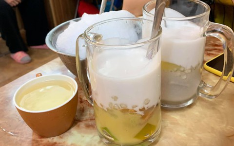 Ăn chè truyền thống nức tiếng Hà thành, cô nàng tuyên bố cạch mặt vì đã đắt còn "chợ búa", dân mạng lại phản ứng bất ngờ