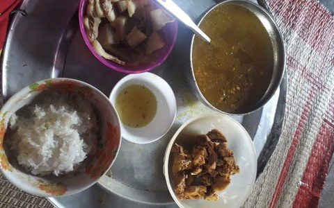 Nhìn mâm cơm cữ ngon lành mà nàng dâu than "nuốt không nổi", dân mạng sửng sốt khi biết nguồn gốc của món ăn