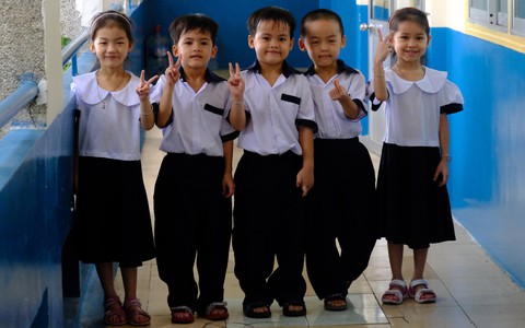 Những đứa trẻ trong ca sinh 5 duy nhất ở Việt Nam nay đã vào lớp 1, rất hiếu động trong ngày khai giảng chung đầu tiên của quãng đời đèn sách