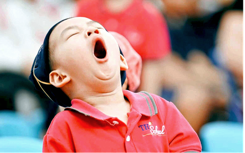 Khoảnh khắc khó đỡ trong lễ khai giảng sáng nay: Năm học mới bắt đầu nhưng mùa hè ngủ nướng vẫn chưa kết thúc