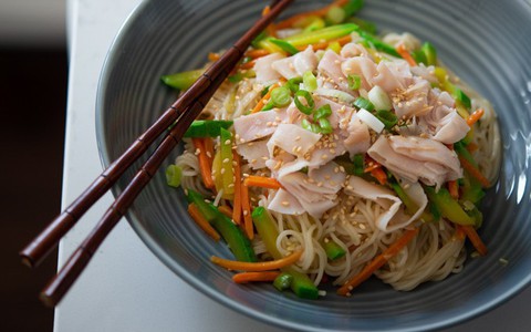 Tôi giảm cân nhanh chóng vì bữa trưa chỉ cần ăn một tô mì trộn như thế này!