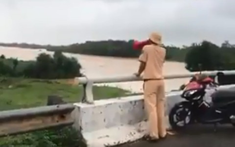 Clip: Bất chấp nước lũ dâng cao, nhóm thanh niên vẫn liều mình đi bắt dế ở sông khiến CSGT phải dùng loa để cảnh báo