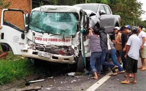Xe cứu hộ tông xe tải, tài xế bị kẹt trong ca bin gãy nát 2 chân