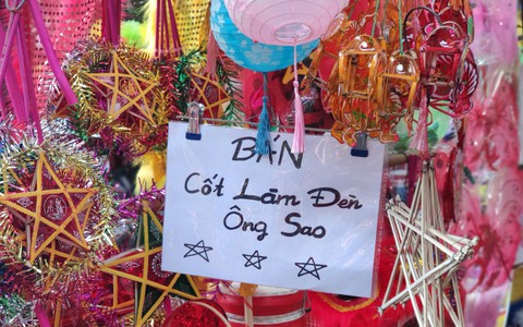 Chán đi mua đồ Trung Thu bán sẵn, người tiêu dùng rủ nhau lên Hàng Mã mua nguyên liệu về làm đèn ông sao, mặt nạ "handmade" tặng con