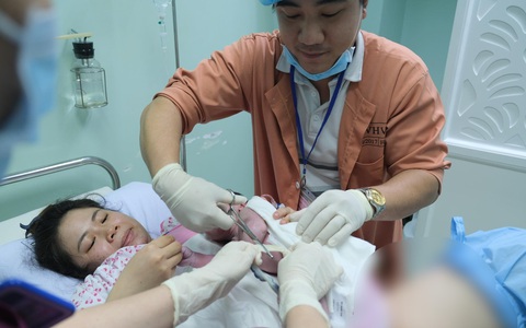Bé trai Sài Gòn được chính tay cha cắt dây rốn chào đời đúng thời khắc đầu tiên của năm mới 2020