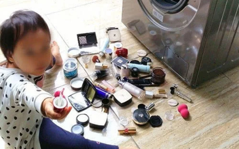 Được dạy công dụng của máy giặt, cô bé 3 tuổi hào hứng giúp làm sạch đồ, nhưng nhìn vào thành quả mẹ rụng rời tay chân