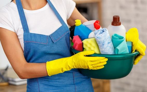 Thuê giúp việc nấu ăn, giặt giũ cho con gái, bà mẹ bị chỉ trích kịch liệt sau khi tiết lộ tuổi của con