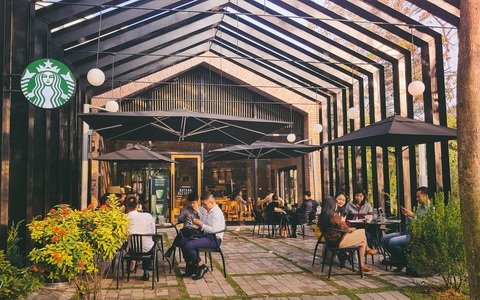 Mục sở thị toàn khuôn viên đã “sang, xịn, mịn” lại còn siêu xanh của quán cà phê Starbucks vừa mới khai trương hot nhất Ecopark