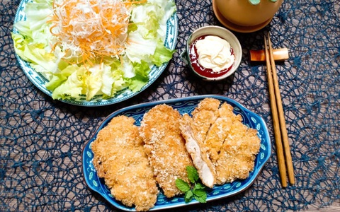 Lâu rồi con tôi không đòi ra ngoài ăn gà chiên nữa mà đòi mẹ chiên gà cho ăn vì ngon hơn hẳn!