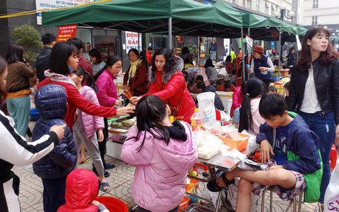 Chợ Tết chung cư nhộn nhịp cuối năm: Người mua bán tấp nập, thứ gì cũng có mà quan trọng là giá cả phải chăng