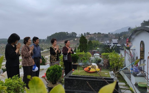 Người Hà Nội sắm sửa điện thoại, đồng hồ cùng con cháu đi tảo mộ mời gia tiên về ăn Tết