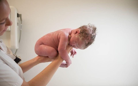 Bất ngờ với bộ ảnh chụp tư thế bé sơ sinh tạo dáng y như còn nằm trong bụng mẹ