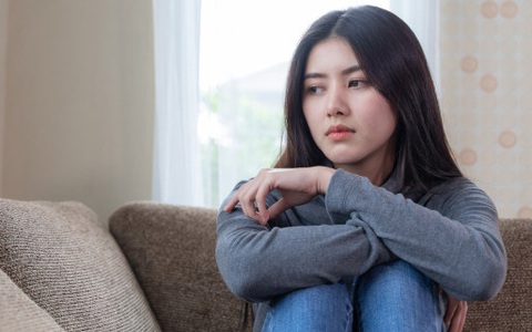 Sáng sớm tinh mơ thấy mẹ đẻ đang chống nạnh trước cổng, tôi định bước ra nhưng bố chồng đi vào bảo: "Con cứ ngồi im trong này"