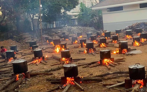 Hàng trăm nồi bánh tét "đỏ lửa" ở Kon Tum khiến bao người xao xuyến: "Tết đã đến rất gần rồi"
