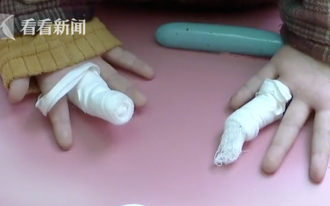 Mẹ dắt con trai đi mua trà sữa, trong lúc xếp hàng ngửi mùi cháy khét mới phát hiện điều kinh khủng đã xảy ra với đứa trẻ của mình