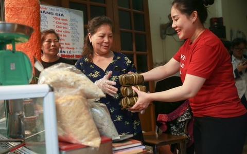 Không khí Tết tấp nập ở những hàng giò chả, bánh chưng gia truyền trên phố Hà Nội: Có nhà ngày bán hết hàng tạ thịt, khách đông đến nỗi xếp hàng chờ mua