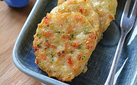 Bé lười ăn đạm, tôi làm ngay món chả tôm thịt, bé ăn thun thút!