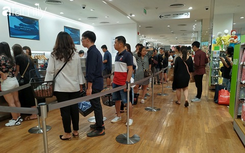 Sài Gòn 27 Tết: Người dân “đổ bộ” các cửa hàng thời trang lớn, xếp hàng dài để thanh toán